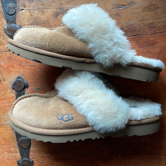 UGG slippers, great condition, my daughter wore these only a few times. Size 3 - Picture 4 of 7